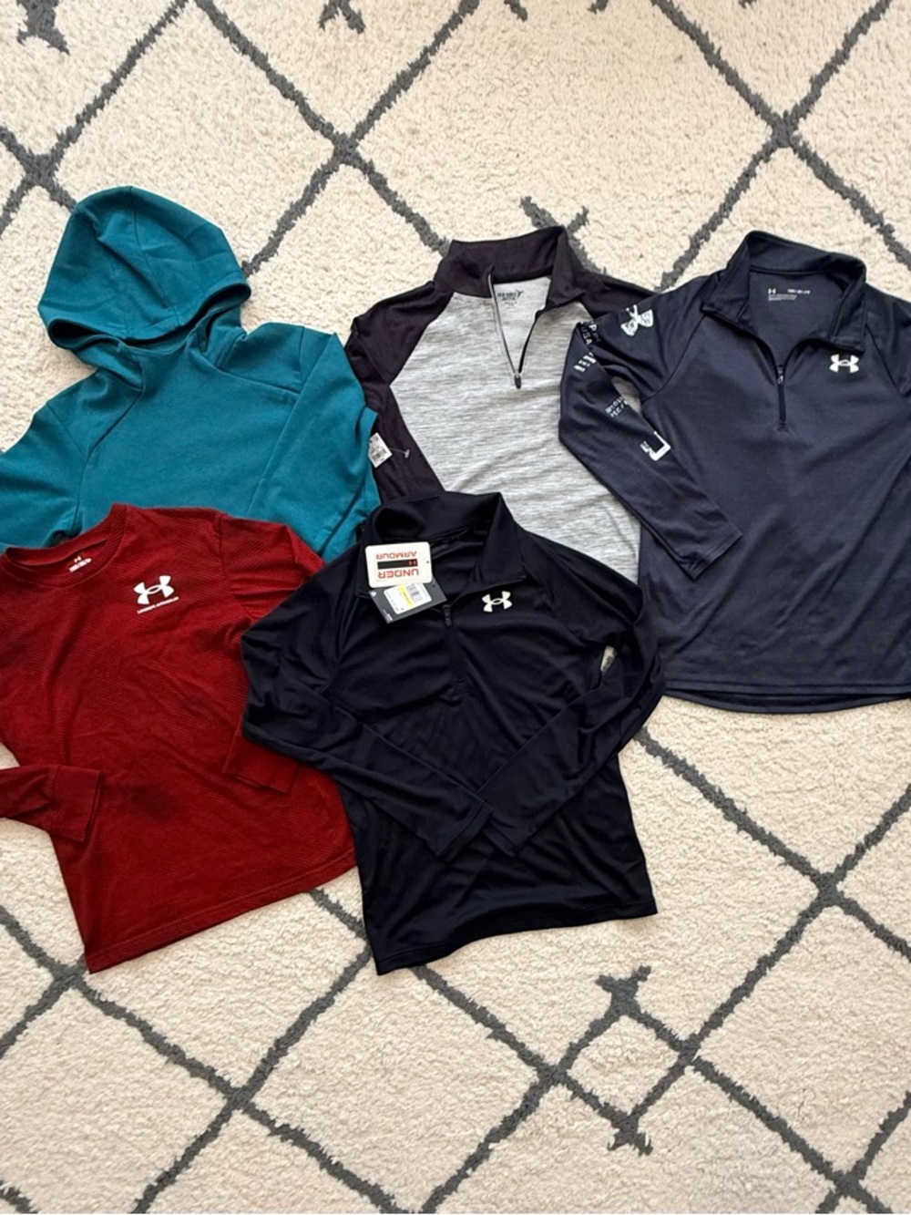 Boys Under Armour active long sleeved tops size YMD  (8)